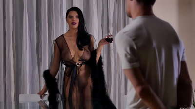 Slut Kira Queen invitis sian najbaron por teo kaj fikis lin sur la vespermanĝo